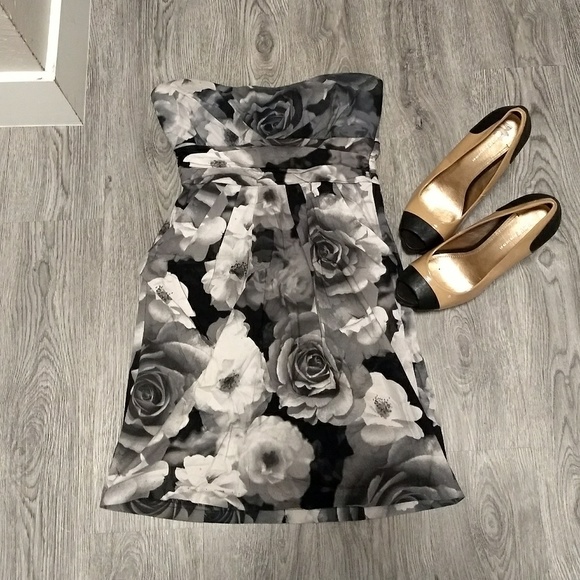 Dresses & Skirts - Strapless Floral Dress with Pockets